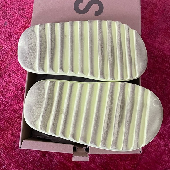 EUC sz 5 adidas YZY Yeezy Slides Glow Green main image 4